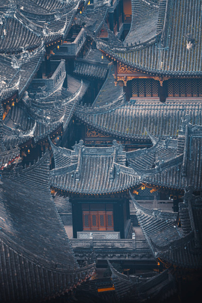 在市中心的一座高层建筑里有一座古庙