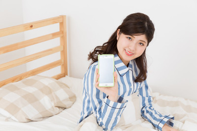 女人看智能手机
