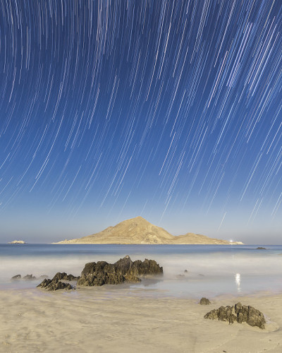 在阿塔卡马沙漠海岸地区的银河星迹夜景。在Pan de Azucar国家公园的“Playa Blanc