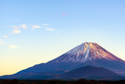 日落时分，日本正二湖富士山峰顶
