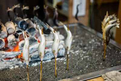 烤鱼烤鸡，日本街头小吃
