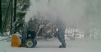 用吹雪机扫雪