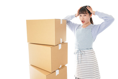 年轻女子为搬家打扫卫生