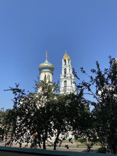 钟塔和教堂在三位一体Sergius Lavra