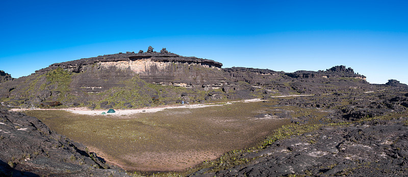 罗赖马山(Mount Roraima)山顶罕见的湛蓝天空