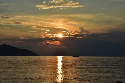 海边的日落。