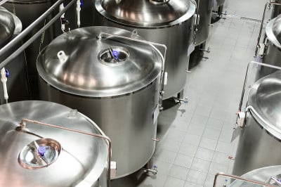 金属圆柱的坦克。不锈钢表面清洁光滑