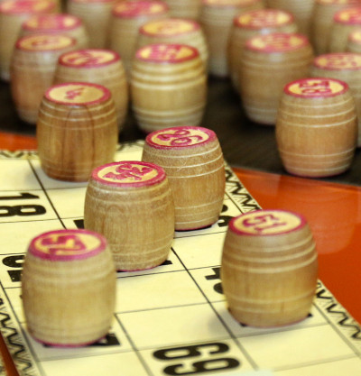 洛托棋盘游戏。木制的乐透桶和卡片。宾果游戏。赌博