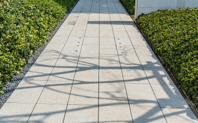 街道道路地面单调的灰色砖石铺装。人行道车道铺绿草
