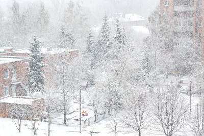 大雪中透过窗户看到的景色