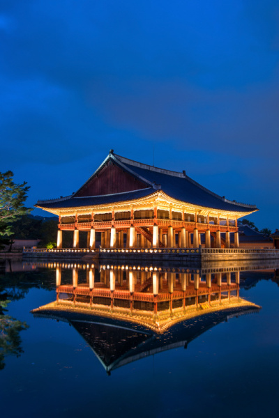 韩国首尔京福宫的夜景。
