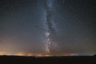 我们银河系的中心，在田野上升起的银河，夜晚的星星景观