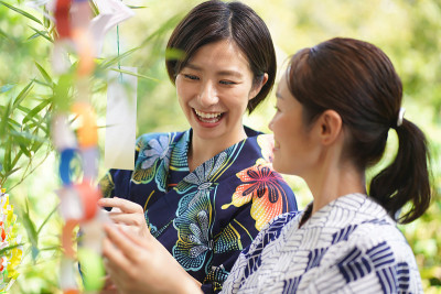 一个女人戴着一条七夕竹签纸