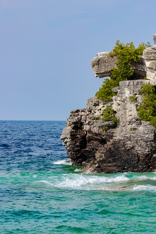 在乔治亚湾，海浪，岩石和晴朗的天空