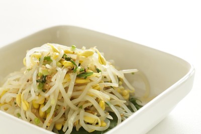 韩国菜，煮豆芽和调味料