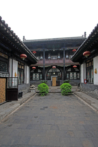 中国传统建筑风格的四合院，带有柱顶