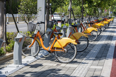 在现代城市的街道旁的一辆公共自行车