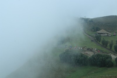 雾是从德安第斯悬崖边缘来基多附近，慢慢覆盖了马厩，道路和房子