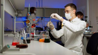 年轻科学家混合液体
