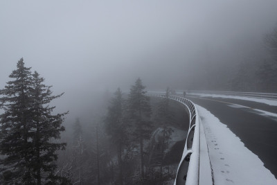 林湾高架桥上的冬日雪景