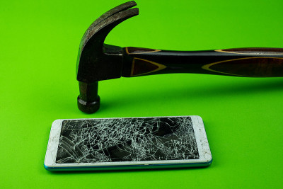 Hammering the phone smartphone screen is cracked o