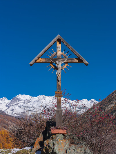 在山中Cross。背景是罗莎山