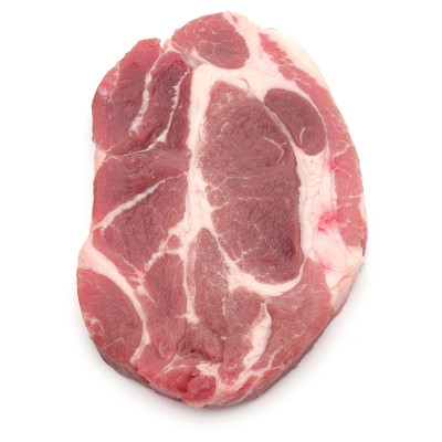 生的猪排肉孤立在白色的背景裁剪