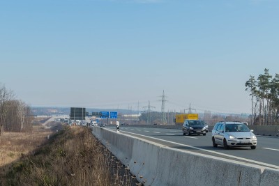 德国高速公路上的汽车