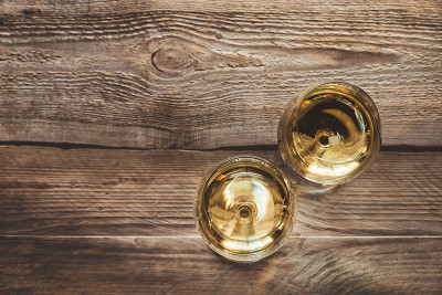 两杯白葡萄酒
