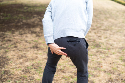 抱着屁股的男人