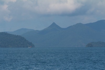 青山碧水，云海缭绕