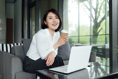 一位留着短发的亚洲女商人正在工作