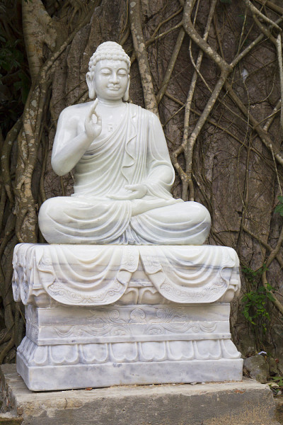越南。岘港。大理石山中的佛寺。
