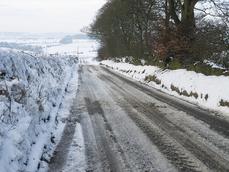 英国德比郡马特洛克附近的一条雪地里的乡间小路