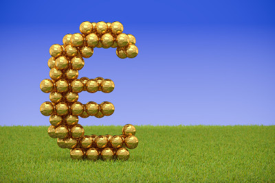 3D渲染:金色足球在草地和蓝天的背景上形成一个欧洲标志。体育、足球、足球中的大生意/腐败。向右复制空
