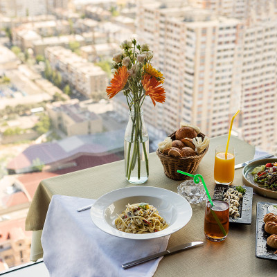 意大利面食与城市景观