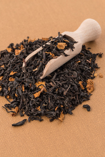 用木勺舀干红茶