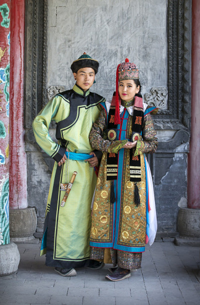 穿着传统服装的蒙古夫妇