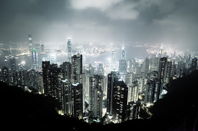 夜间从太平山顶到香港岛