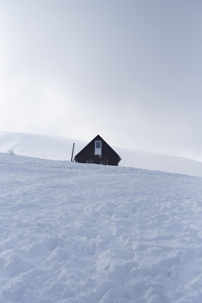 小屋被雪包围，空无一物