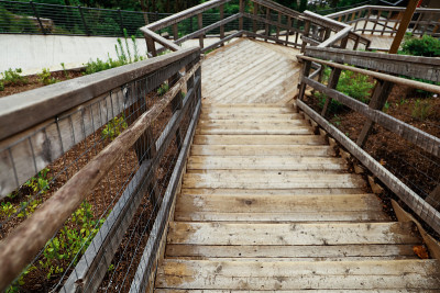 山间的木桥通道是旅程的起点
