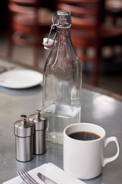 餐厅柜台上的水瓶和咖啡杯