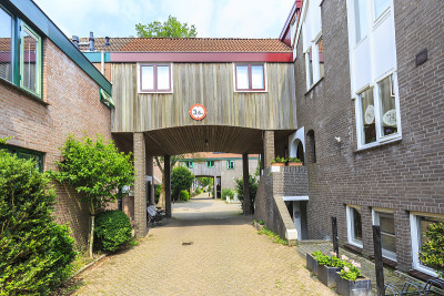 现代风格的住宅建造木质通道结构