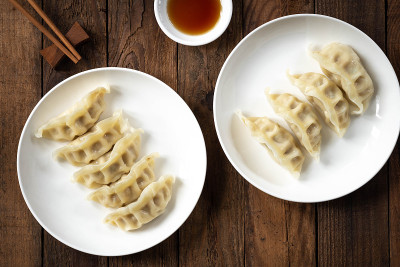 白色盘子上的日式饺子