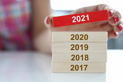 女性手握红色木块与2021标志特写