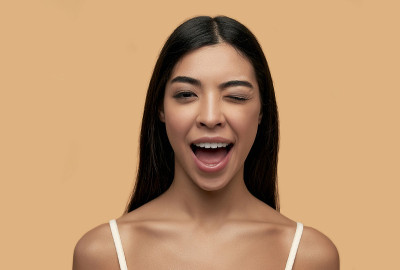 背景中的美女