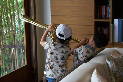 孩子们在室内使用望远镜