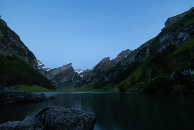 美丽的风景在瑞士高山湖泊在蓝色的时间。在太阳升起之前，美丽的晨光。世界上最美丽的地方之一的史诗般的风