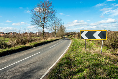 Sunny Day View of Empty UK Country Road的翻译是:Sunny 