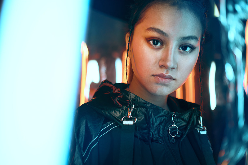 z一代女孩的未来主义肖像